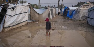 Tenda në Gaza nën ujë për shkak të kushteve të këqija të motit, banorët e pastrehë strehohen në rrënojat e godinave të shkatërruara nga bombardimet.