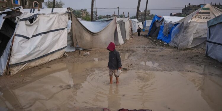 Tenda në Gaza nën ujë për shkak të kushteve të këqija të motit, banorët e pastrehë strehohen në rrënojat e godinave të shkatërruara nga bombardimet.