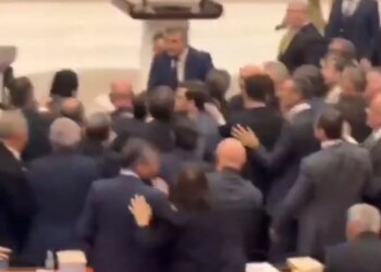 Tension në parlamentin turk / Deputetët e Erdogan dhe opozitës angazhohen në një përplasje fizike