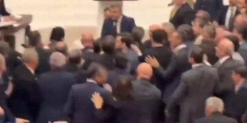 Tension në parlamentin turk / Deputetët e Erdogan dhe opozitës angazhohen në një përplasje fizike