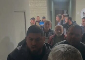 Tensione në Këshillin Bashkiak të Vlorës, shoferët e autobusëve kërkojnë të hyjnë në sallë: "Hapni derën! A jemi dele?"