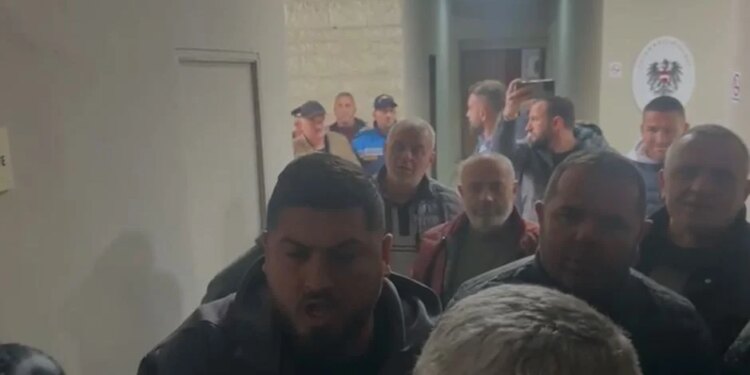 Tensione në Këshillin Bashkiak të Vlorës, shoferët e autobusëve kërkojnë të hyjnë në sallë: "Hapni derën! A jemi dele?"