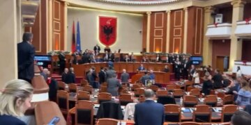 Tensione në Kuvend/ Para fillimit të seancës, deputetët e PD zënë vendet e ministrave në sallë.