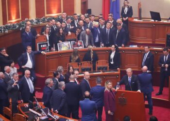 Tensionet në Kuvend, Bardhi: Të gjithë deputetët zashtuan mirënjohjen, sot u përballën me përgjegjësinë për të shërbyer interesit publik.