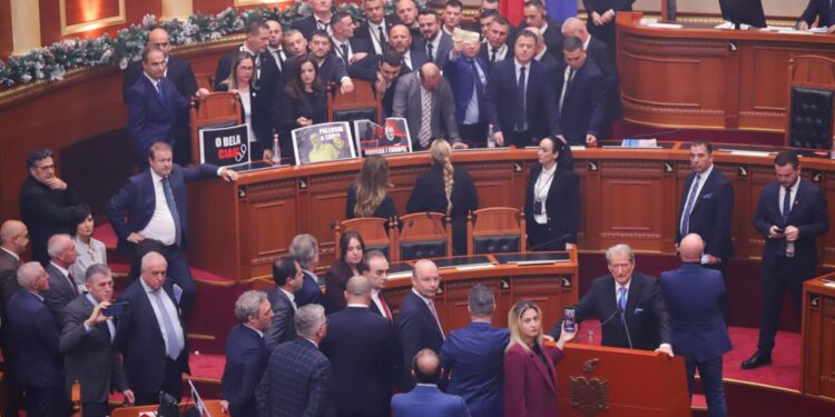 Tensionet në Kuvend, Bardhi: Të gjithë deputetët zashtuan mirënjohjen, sot u përballën me përgjegjësinë për të shërbyer interesit publik.