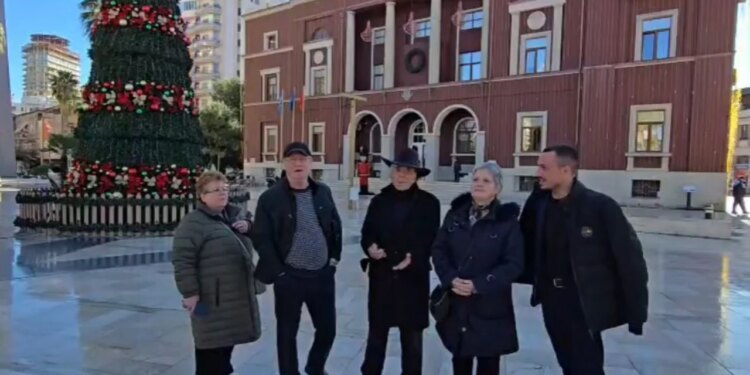 Thirrjet në rrjetet sociale mbeten të pakrahasueshme me realitetin në terren: Protestë në Durrës me pjesëmarrje të ulët; 6 vite pas tërmetit, familjet vazhdojnë të jenë pa strehë.