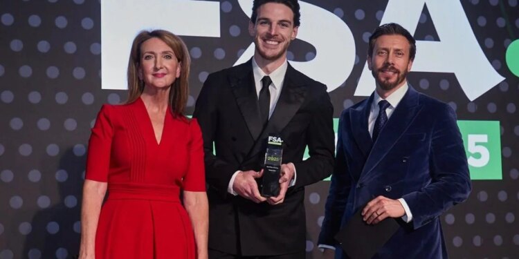 Tifozët e Premier League e shpallin mesfushorin e Arsenalit, Declan Rice, si lojtari i vitit.