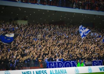 Tifozët e shumtë braktisin derbin më të rëndësishëm të futbollit shqiptar, ndërsa bardheblutë përqendrohen vetëm te mbijetesa; shifrat e biletave të shitura flasin vetë.