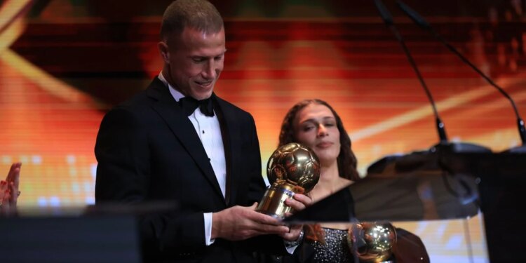 "Topi i Artë" i jepet Bekim Balajt, ndërsa Gjimshiti shpallet lojtari më i mirë nga shokët e Kombëtares – Shpallja e çmimeve në mbrëmjen gala.