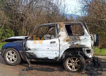 Tragjedia në Greqi: Një individ humb jetën pasi digjet brenda automjetit, ndërsa shtëpia e tij përfshihet nga flakët.