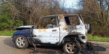 Tragjedia në Greqi: Një individ humb jetën pasi digjet brenda automjetit, ndërsa shtëpia e tij përfshihet nga flakët.