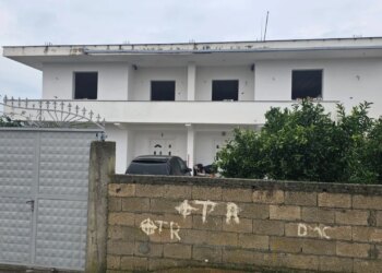 Tragjedia në familjen Boba: Fëmija humb jetën pas sulmit me thikë në zemër, familja largohet dhe apartamenti me qira mbetet i braktisur.