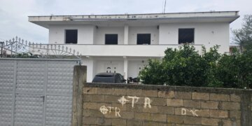 Tragjedia në familjen Boba: Fëmija humb jetën pas sulmit me thikë në zemër, familja largohet dhe apartamenti me qira mbetet i braktisur.