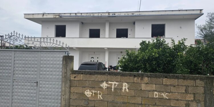 Tragjedia në familjen Boba: Fëmija humb jetën pas sulmit me thikë në zemër, familja largohet dhe apartamenti me qira mbetet i braktisur.