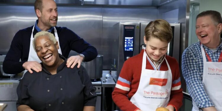 Tre breza duke mbështetur ata në nevojë: George bashkohet me babain e tij, Princ William, për të përgatitur vaktet për të pastrehët në Londër.