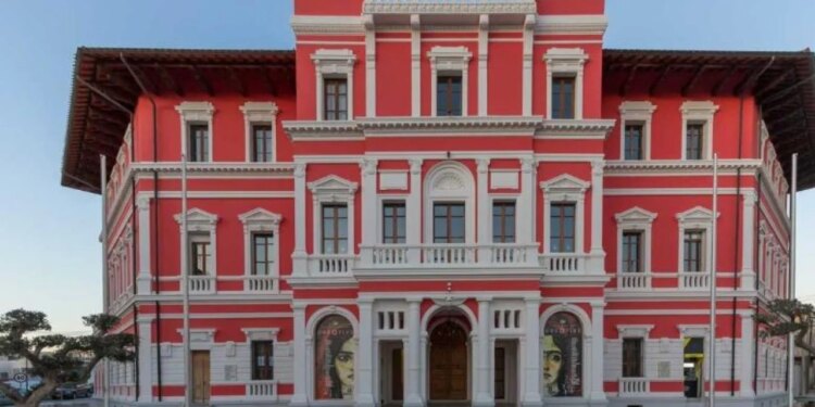 Tre të punësuar në Bashkinë e Vlorës pezullohen nga detyra për dyshime mbi abuzimin me karburantin e mjeteve të punës.