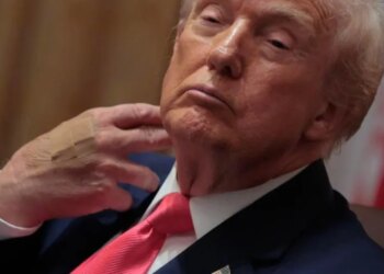 Trump me fashë në duar, Shtëpia e Bardhë: Ai nuk është në gjendje të keqe shëndetësore