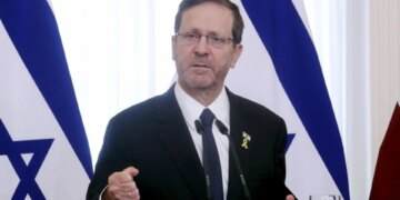 Trump njoftoi se është në përgatitje të një faljeje presidentale për Netanyahun, ndërsa zyra e presidentit izraelit e kundërshton këtë, duke deklaruar se nuk ka pasur bisedime mbi këtë çështje.