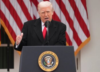 Trump shpall Strategjinë e Sigurisë Kombëtare, përfshirë çështjet e ushtrisë, kufijve, luftës kundër drogës dhe “triumfit kulturor me Evropën”, duke e theksuar Kosovën.