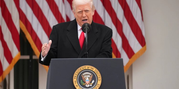 Trump shpall Strategjinë e Sigurisë Kombëtare, përfshirë çështjet e ushtrisë, kufijve, luftës kundër drogës dhe “triumfit kulturor me Evropën”, duke e theksuar Kosovën.