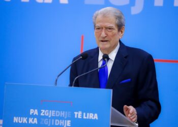 “Ujërat e zeza shpërthyen në të katër anët këtë vit”, Berisha paraqet bilancin për vitin 2025, duke akuzuar qeverinë për bllokimin e çdo mundësie për opozitën në parlament.