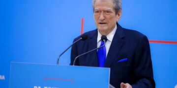 “Ujërat e zeza shpërthyen në të katër anët këtë vit”, Berisha paraqet bilancin për vitin 2025, duke akuzuar qeverinë për bllokimin e çdo mundësie për opozitën në parlament.