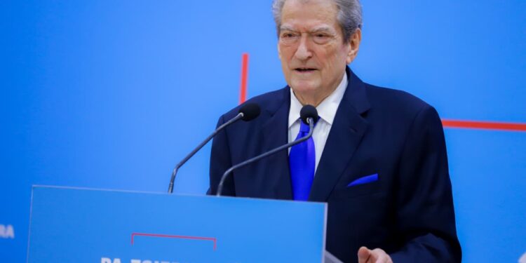 “Ujërat e zeza shpërthyen në të katër anët këtë vit”, Berisha paraqet bilancin për vitin 2025, duke akuzuar qeverinë për bllokimin e çdo mundësie për opozitën në parlament.