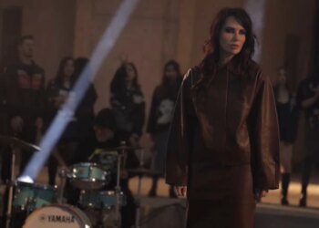 Urimi tradicional i Top Media: Gëzuar festat me interpretimin e këngës "Pranë Finishit" nga Eugent Bushpepa dhe artistët e Top Channel.