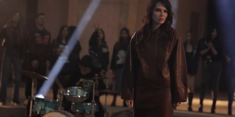 Urimi tradicional i Top Media: Gëzuar festat me interpretimin e këngës "Pranë Finishit" nga Eugent Bushpepa dhe artistët e Top Channel.