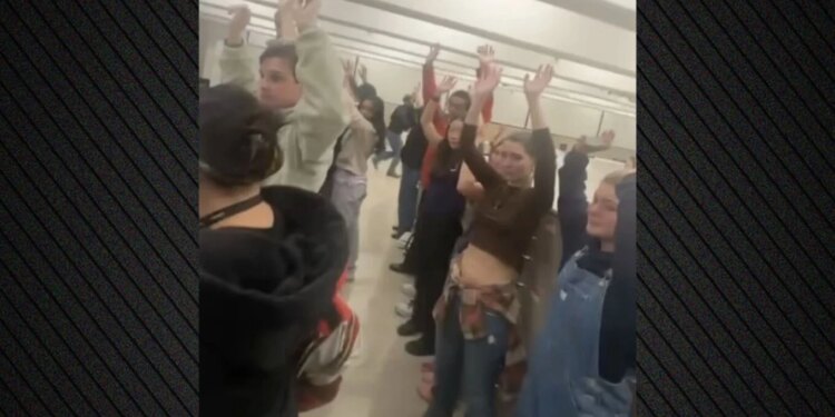 VIDEO/ Dy humbje jetësh dhe shumë të plagosur, episodet e tmerrit në Universitetin Brown, Policia evakuon studentët që ishin strehuar në bibliotekë