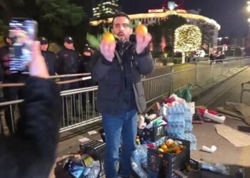 VIDEO/ Lapaj përçon një mesazh ironic para Kryeministrisë me fruta dhe shishe uji: Ja armët e qytetarëve!