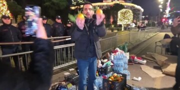 VIDEO/ Lapaj përçon një mesazh ironic para Kryeministrisë me fruta dhe shishe uji: Ja armët e qytetarëve!