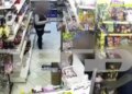 VIDEO/ Ngjarje e rëndë, shqiptar sulmon ish-gruan me thikë në Greqi, 50-vjeçarja kërkon ndihmë në supermarket