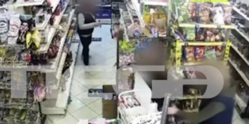 VIDEO/ Ngjarje e rëndë, shqiptar sulmon ish-gruan me thikë në Greqi, 50-vjeçarja kërkon ndihmë në supermarket