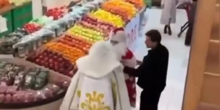 VIDEO/ Pamje… nuk janë aq festive! Konflikti mes dy ‘Babagjysheve’ në supermarket.
