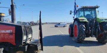 VIDEO/ Përleshje të dhunshme në Greqi, fermerët përpiqen të përmbysin furgonin e policisë