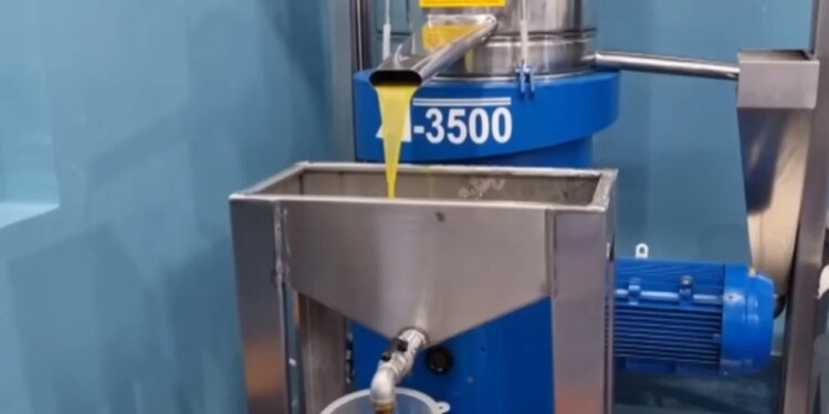 Vaji ruhet në stok/ Fermerët e Peqinit prodhojnë vaj të cilësor, por hasin vështirësi në shitje: Vlera ka pësuar rënie.