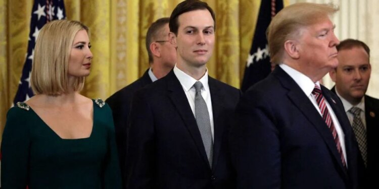 Vajza e Donald Trump publikon një foto dhe tregojnë librat që po lexon për të thelluar njohuritë mbi Shqipërinë dhe Ballkanin.