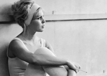 Vajza e njohur e pasur, Brigitte Bardot, u rrit në një ambient të mbushur me vuajtje dhe rregulla strikte, një fëmijëri që la gjurmë të thella në jetën e saj.
