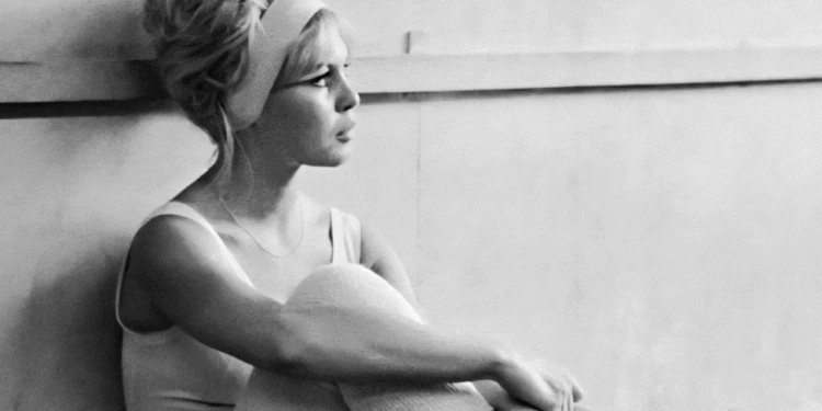 Vajza e njohur e pasur, Brigitte Bardot, u rrit në një ambient të mbushur me vuajtje dhe rregulla strikte, një fëmijëri që la gjurmë të thella në jetën e saj.