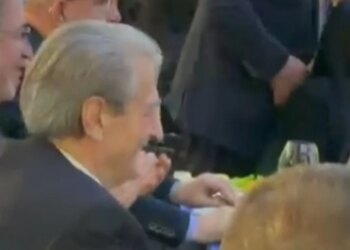 Valle dhe këngë për Berishën, simpatizantët e PD e “dëfrejnë” para liderit demokrat në Elbasan