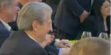 Valle dhe këngë për Berishën, simpatizantët e PD e “dëfrejnë” para liderit demokrat në Elbasan