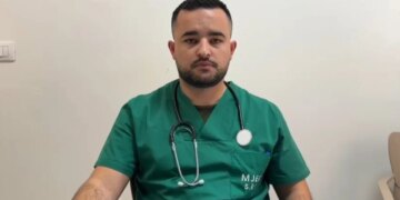 Vdekja e një burri 42-vjeçar në Vlorë; mjeku i urgjencës tregon që kur viktima arriti në spital, nuk kishte shenja jete.