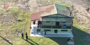 Video/ Aksioni në Fushë-Kuqe, forcat e policisë rrethojnë vilën! Të arrestuarit që lidhen me vrasjen e Indrit Dokles në vitin 2022.