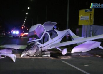 Video/ Avioni me një motor bën ulje të papritur dhe bie në mes të një rruge në Gjermani