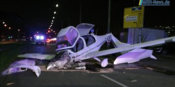 Video/ Avioni me një motor bën ulje të papritur dhe bie në mes të një rruge në Gjermani