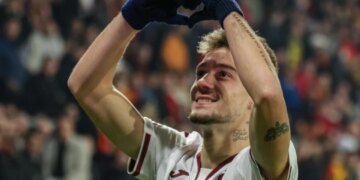 Video/ Ernest Muçi vazhdon me paraqitje të shkëlqyera, ylli shqiptar shënon dy gola në Turqi dhe i jep mesazhe Sylvinhos.