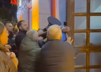 Video/ "Hapni derën, na jepni ujë", përplasje mes qytetarëve të Vlorës dhe policisë në tentativën për të hyrë në teatër.