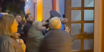 Video/ "Hapni derën, na jepni ujë", përplasje mes qytetarëve të Vlorës dhe policisë në tentativën për të hyrë në teatër.