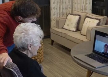 Video/ 'Kurrë nuk kam përjetuar diçka të tillë më parë', Robbie Williams befason fansen e tij 94-vjeçare